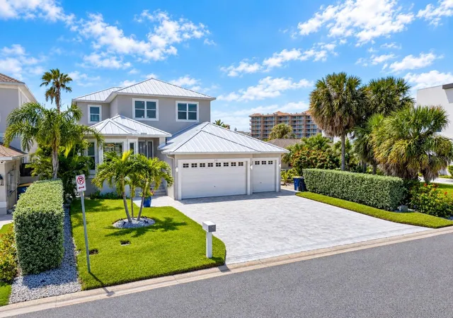 Photo 2 of Single family home for sale at 141 Bayside Dr, Clearwater Beach, FL 33767 | MLS# TB8548261 | Listing updated on 2026-09-20