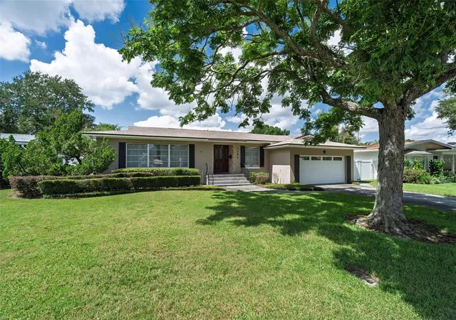 Photo 2 of Single family home for sale at 3206 Ardsley Dr, Orlando, FL 32804 | MLS# O6441461 | Listing updated on 2026-10-03