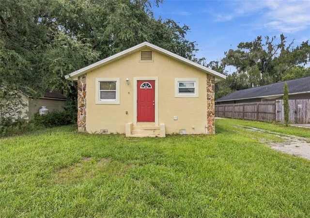 Photo 3 of Single family home for sale at 1109 N Gordon St, Plant City, FL 33563 | MLS# TB8548311 | Listing updated on 2026-09-26