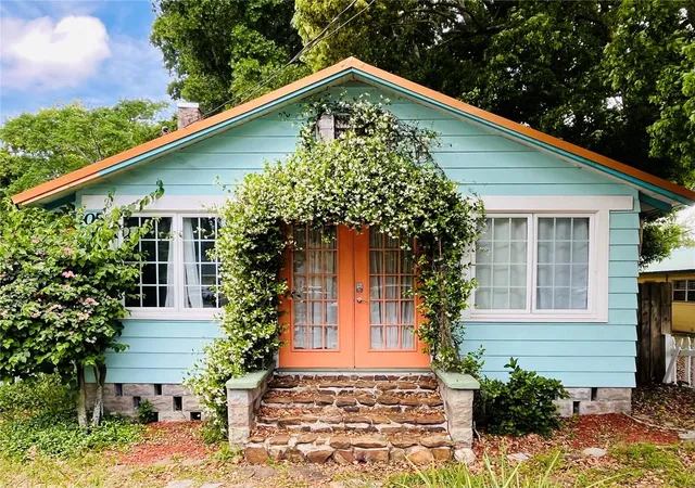 Photo 1 of Single family home for sale at 305 S Highland St, Mount Dora, FL 32757 | MLS# G5117755 | Listing updated on 2026-10-08