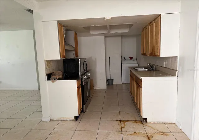 Photo 4 of Sale Pending at 4211 Tara Ct, Orlando, FL 32809 | MLS# O6441486 | Listing updated on 2026-09-16