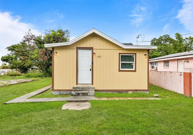 Photo 1 of Single family home for sale at 828 Booker Ave, Sebring, FL 33870 | MLS# S5157503 | Listing updated on 2026-10-01