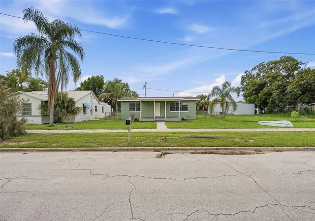 Photo 3 of Single family home for sale at 210 E Merrill Ave, Dundee, FL 33838 | MLS# O6441531 | Listing updated on 2026-09-16