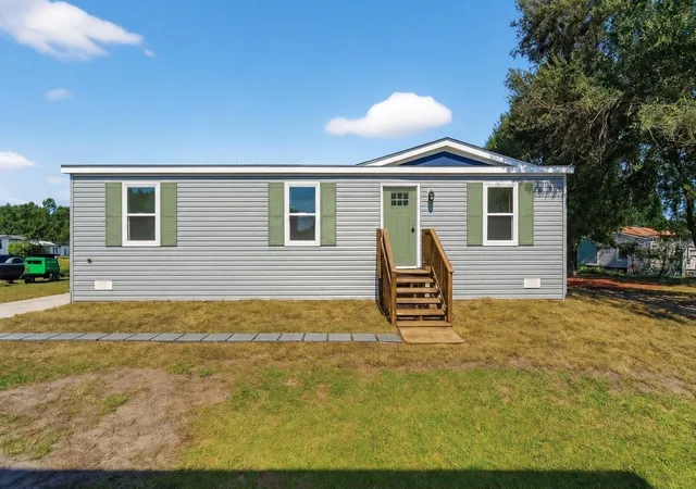 Photo 2 of Manufactured home for sale at 2207 Hialeah Ave, Leesburg, FL 34748 | MLS# P4939885 | Listing updated on 2026-10-09