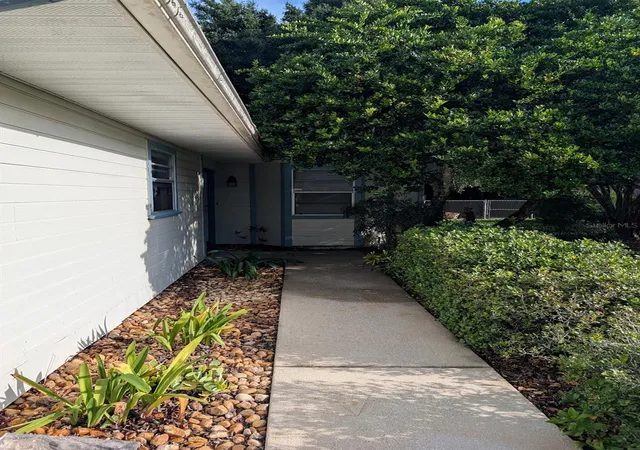Photo 3 of Sale Pending at 2407 South Ave, Leesburg, FL 34748 | MLS# OM732217 | Listing updated on 2026-10-05