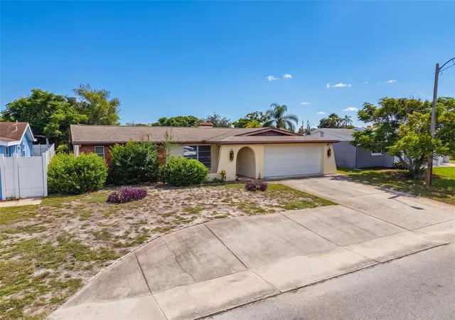 Photo 1 of Single family home for sale at 9916 Lake Chrise Ln, Port Richey, FL 34668 | MLS# W7889495 | Listing updated on 2026-09-30