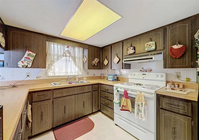 Photo 3 of Single family home for sale at 9916 Lake Chrise Ln, Port Richey, FL 34668 | MLS# W7889495 | Listing updated on 2026-09-30
