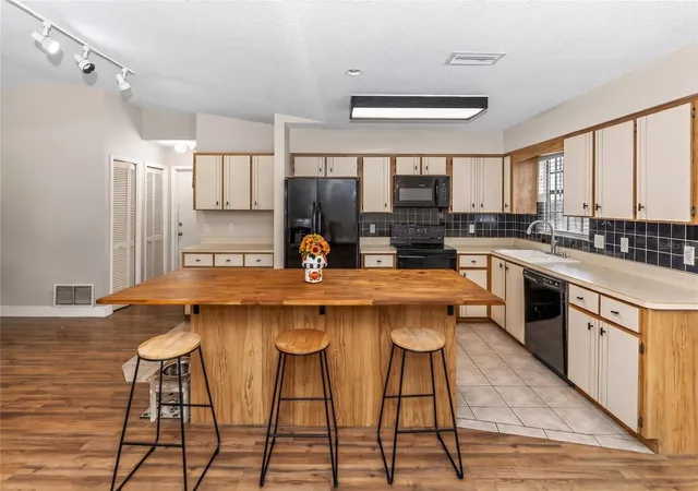 Photo 3 of Single family home for sale at 2512 Pine Tree Dr, Edgewater, FL 32141 | MLS# V4951272 | Listing updated on 2026-10-05