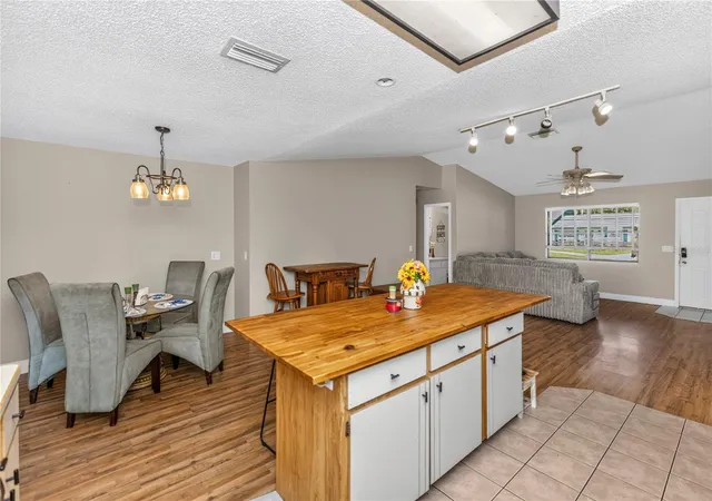 Photo 4 of Single family home for sale at 2512 Pine Tree Dr, Edgewater, FL 32141 | MLS# V4951272 | Listing updated on 2026-10-05