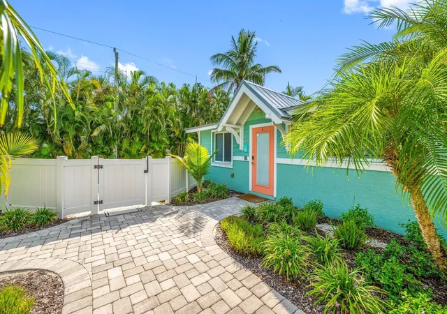 Photo 4 of Condo for sale at 3007 Avenue E #B, Bradenton Beach, FL 34217 | MLS# A4706027 | Listing updated on 2026-09-16