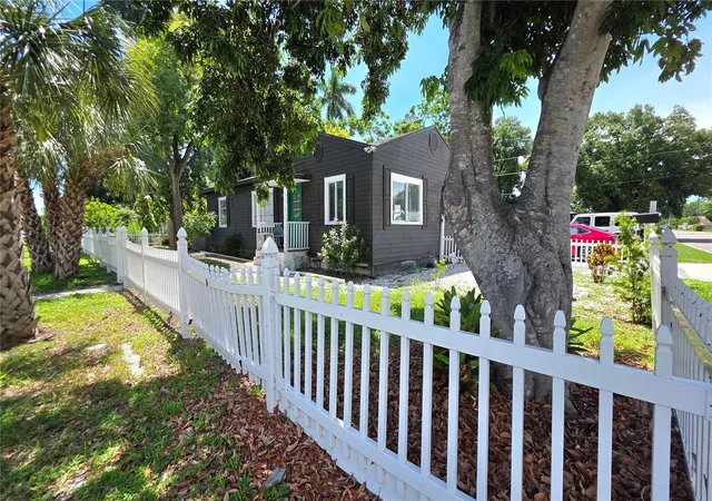 Photo 4 of Single family home for sale at 1702 26th Street W, Bradenton, FL 34205 | MLS# TB8548480 | Listing updated on 2026-10-09