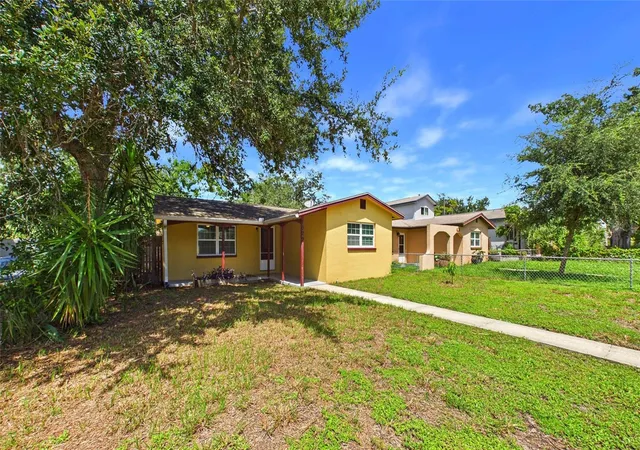 Photo 3 of Single family home for sale at 5029 Emerson Ave S, Saint Petersburg, FL 33707 | MLS# TB8548481 | Listing updated on 2026-10-09