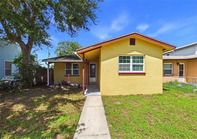Photo 4 of Single family home for sale at 5029 Emerson Ave S, Saint Petersburg, FL 33707 | MLS# TB8548481 | Listing updated on 2026-10-09