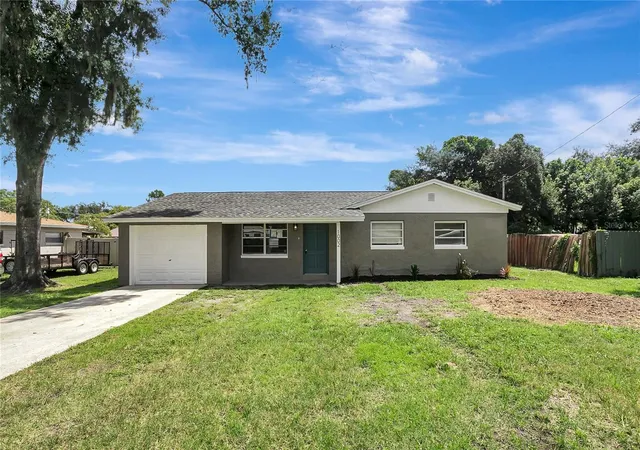 Photo 1 of Single family home for sale at 1002 N Bracewell Dr, Plant City, FL 33563 | MLS# TB8548490 | Listing updated on 2026-09-28