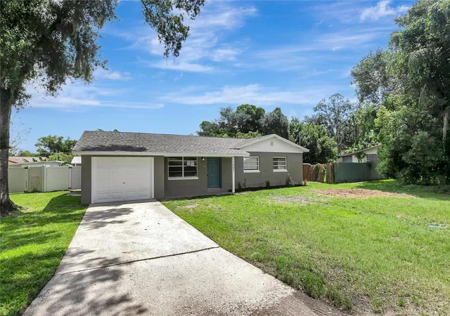 Photo 2 of Single family home for sale at 1002 N Bracewell Dr, Plant City, FL 33563 | MLS# TB8548490 | Listing updated on 2026-09-28