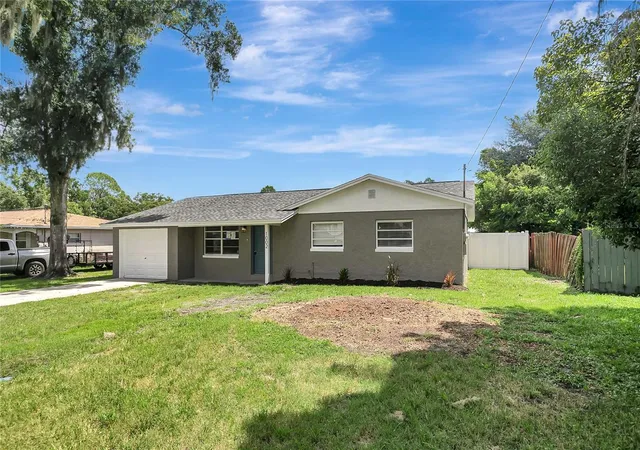 Photo 3 of Single family home for sale at 1002 N Bracewell Dr, Plant City, FL 33563 | MLS# TB8548490 | Listing updated on 2026-09-28