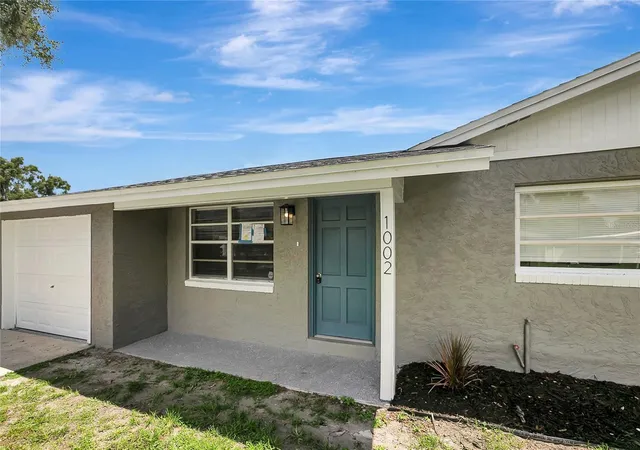 Photo 4 of Single family home for sale at 1002 N Bracewell Dr, Plant City, FL 33563 | MLS# TB8548490 | Listing updated on 2026-09-28