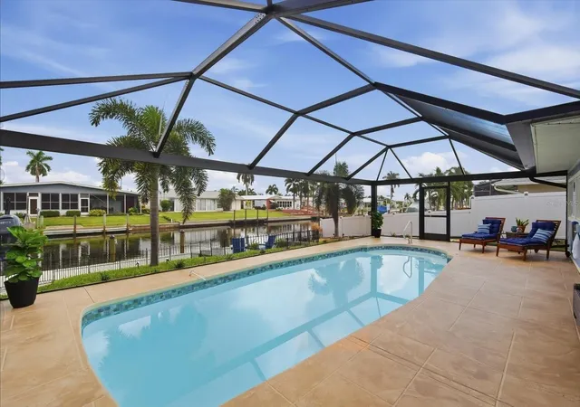 Photo 3 of Single family home for sale at 4511 Bimini Dr, Bradenton, FL 34210 | MLS# A4706033 | Listing updated on 2026-10-08