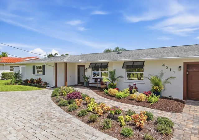 Photo 2 of Single family home for sale at 4511 Bimini Dr, Bradenton, FL 34210 | MLS# A4706033 | Listing updated on 2026-10-08