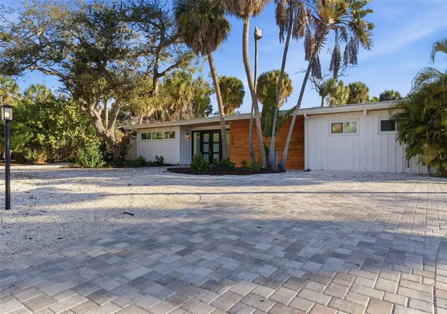 Photo 2 of Single family home for sale at 4879 Commonwealth Dr, Sarasota, FL 34242 | MLS# A4706036 | Listing updated on 2026-10-14