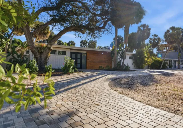 Photo 3 of Single family home for sale at 4879 Commonwealth Dr, Sarasota, FL 34242 | MLS# A4706036 | Listing updated on 2026-10-14