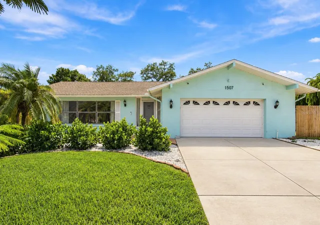 Photo 1 of Single family home for sale at 1507 Poinsettia Ave, Tarpon Springs, FL 34689 | MLS# W7889510 | Listing updated on 2026-10-06