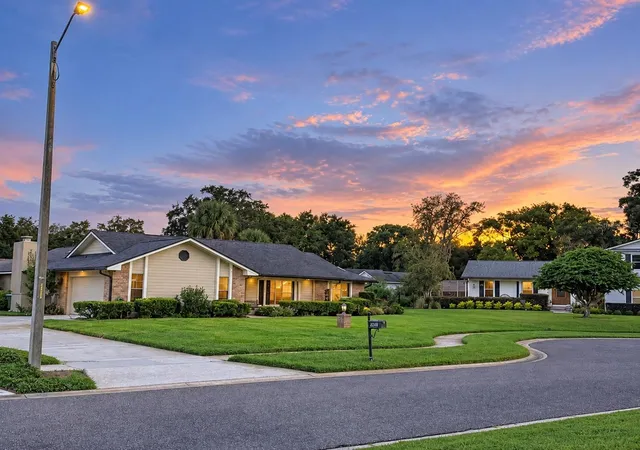 Photo 3 of Sale Pending at 1381 Blue Spruce Ct, Winter Springs, FL 32708 | MLS# O6441770 | Listing updated on 2026-10-07