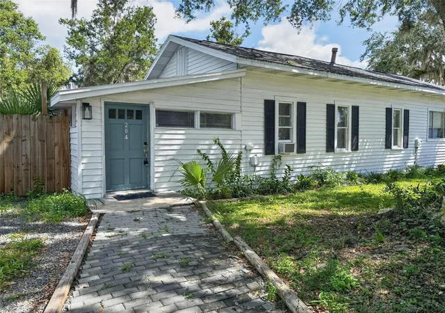 Photo 2 of Multi family home for sale at 325 S 2nd Street, Leesburg, FL 34748 | MLS# S5157560 | Listing updated on 2026-10-06