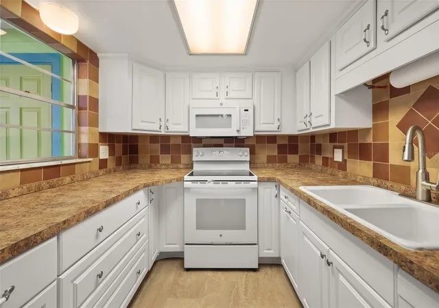 Photo 4 of Townhouse for sale at 3104 Harrison Ave #A3, Orlando, FL 32804 | MLS# O6441790 | Listing updated on 2026-09-25