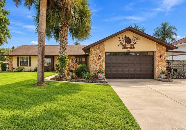 Photo 3 of Sale Pending at 9150 W Harbor Isle Ct, Crystal River, FL 34429 | MLS# TB8548614 | Listing updated on 2026-09-28