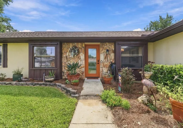 Photo 4 of Sale Pending at 9150 W Harbor Isle Ct, Crystal River, FL 34429 | MLS# TB8548614 | Listing updated on 2026-09-28