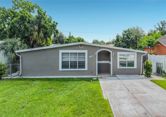 Photo 1 of Single family home for sale at 4923 Cresthill Dr, Tampa, FL 33615 | MLS# TB8548640 | Listing updated on 2026-10-06