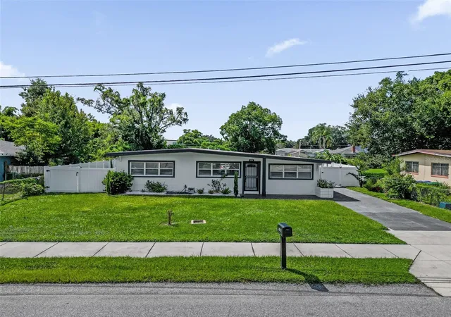 Photo 2 of Single family home for sale at 4870 Seminole Ave, Winter Park, FL 32792 | MLS# O6441887 | Listing updated on 2026-10-04