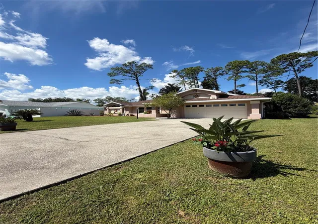 Photo 3 of Single family home for sale at 39 Pepper Ln, Palm Coast, FL 32164 | MLS# FC321459 | Listing updated on 2026-10-17