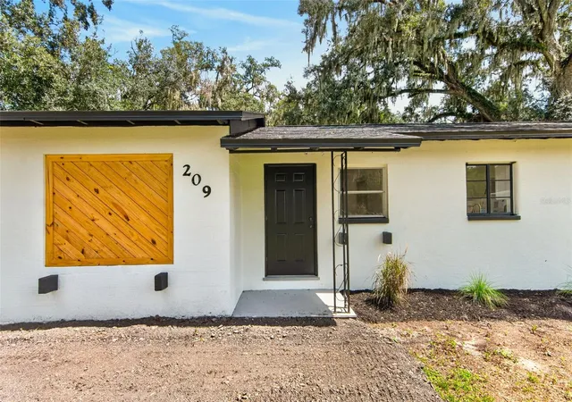 Photo 4 of Single family home for sale at 209 S Saint Cloud Ave, Valrico, FL 33594 | MLS# TB8548753 | Listing updated on 2026-09-29
