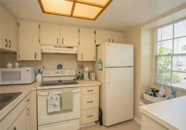 Photo 3 of Condo for sale at 366 47th Avenue N #2, Saint Petersburg, FL 33703 | MLS# TB8548766 | Listing updated on 2026-09-16