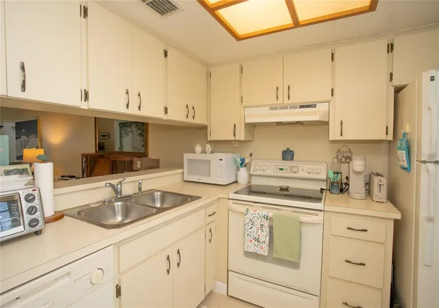 Photo 4 of Condo for sale at 366 47th Avenue N #2, Saint Petersburg, FL 33703 | MLS# TB8548766 | Listing updated on 2026-09-16