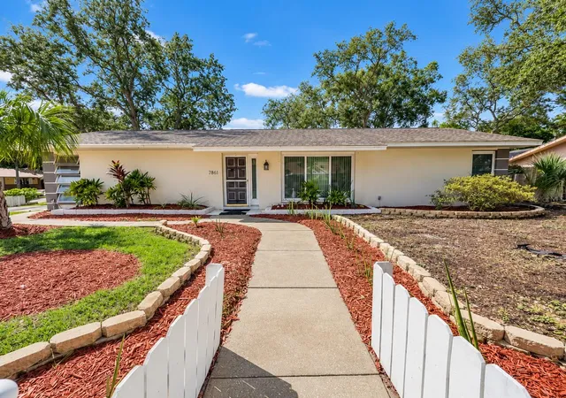 Photo 1 of Single family home for sale at 1000 Rosetree Ln, Tarpon Springs, FL 34689 | MLS# TB8548767 | Listing updated on 2026-09-17