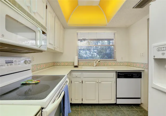 Photo 4 of Condo for sale at 2280 Stickney Point Rd #432, Sarasota, FL 34231 | MLS# N6145772 | Listing updated on 2026-09-16