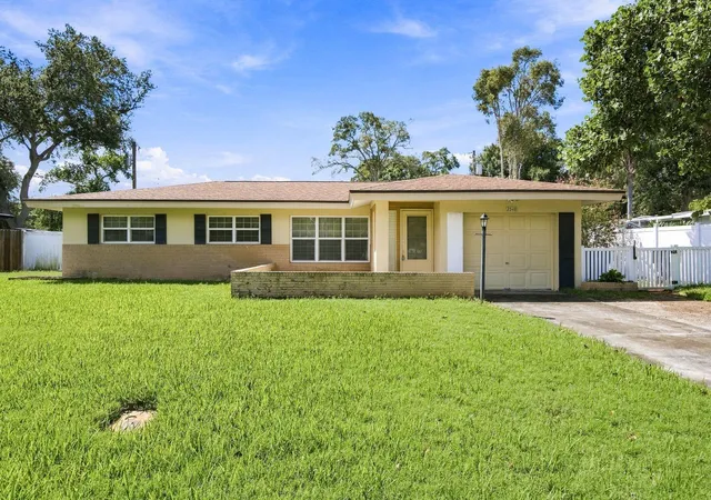 Photo 1 of Single family home for sale at 2548 Forest Pkwy N, Largo, FL 33771 | MLS# TB8548809 | Listing updated on 2026-09-23