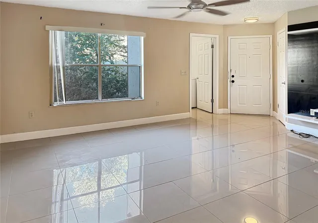 Listing Photo 4 - Condo for sale in building located at 635 Buoy Ln, Altamonte Springs, FL 32714 - Unit #201