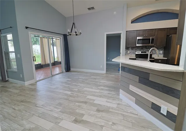 Photo 3 of Single family home for sale at 528 Royal Tree Ln, Oviedo, FL 32765 | MLS# O6441971 | Listing updated on 2026-10-03