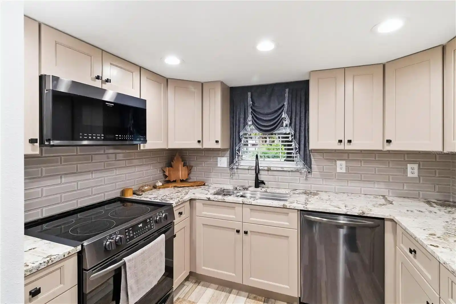 Listing Photo 2 - Condo for sale in 704 Oakgrove Dr located at 704 Oakgrove Dr, BRANDON, FL 33510 - Unit #226D
