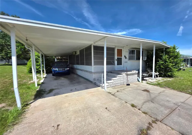 Photo 2 of Manufactured home for sale at 8095 Western Cir Dr, Brooksville, FL 34613 | MLS# W7889548 | Listing updated on 2026-09-16