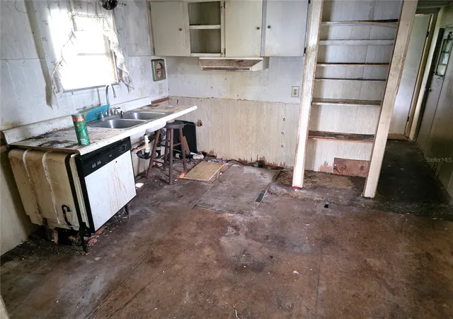 Photo 3 of Manufactured home for sale at 8095 Western Cir Dr, Brooksville, FL 34613 | MLS# W7889548 | Listing updated on 2026-09-16