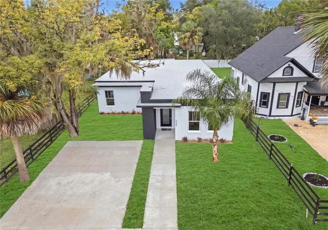 Single family home for sale at 225 E Hyde Park Ave, EUSTIS, FL 32726 | MLS# O6441994