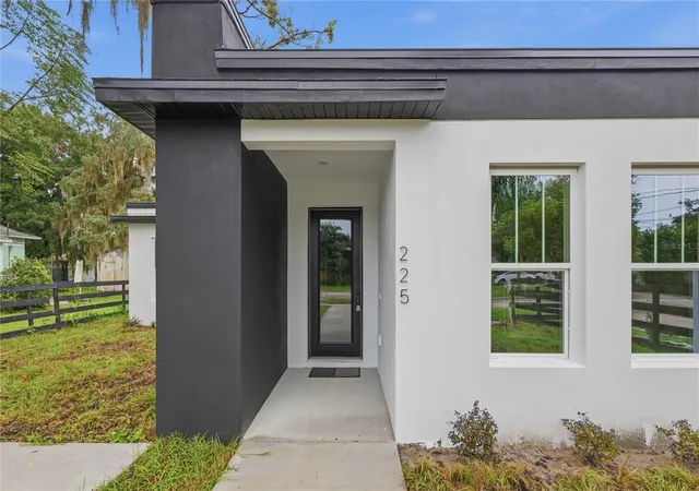 Photo 1 of Single family home for sale at 225 E Hyde Park Ave, Eustis, FL 32726 | MLS# O6441994 | Listing updated on 2026-10-09