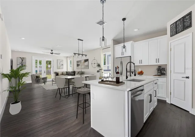 Photo 4 of Single family home for sale at 225 E Hyde Park Ave, Eustis, FL 32726 | MLS# O6441994 | Listing updated on 2026-10-09