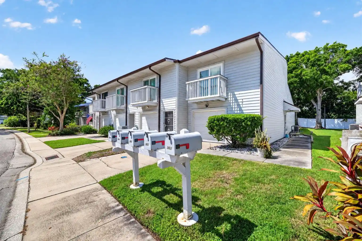 Listing Photo 2 - Condo for sale in 6492 92Nd Pl N located at 6492 92Nd Pl N, PINELLAS PARK, FL 33782 - Unit #302