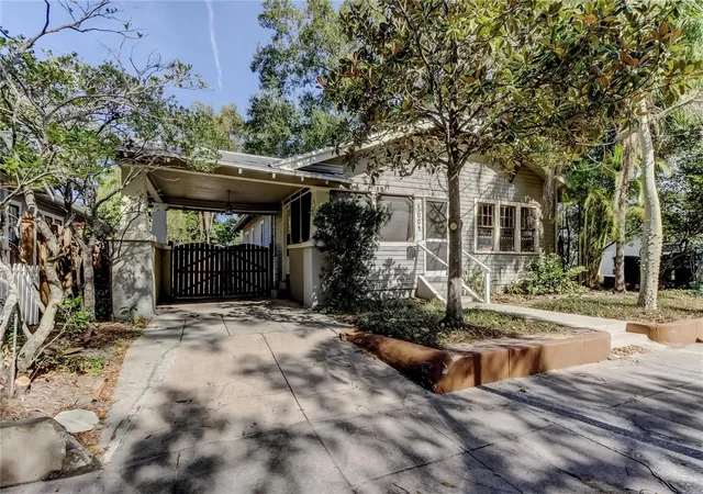 Photo 3 of Single family home for sale at 1004 E Crenshaw St, Tampa, FL 33604 | MLS# TB8548871 | Listing updated on 2026-09-16